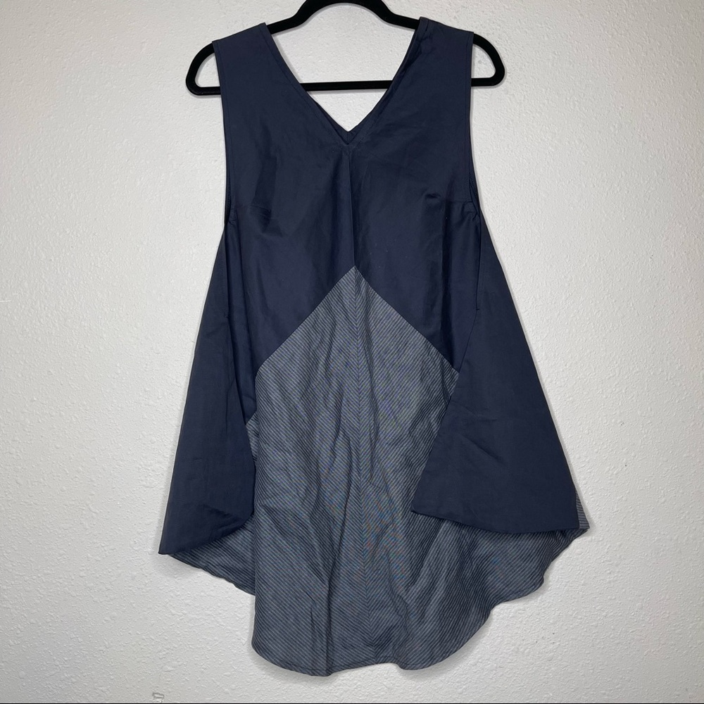 Sleeveless Two-Tone V-Neck Tunic Top - Navy
